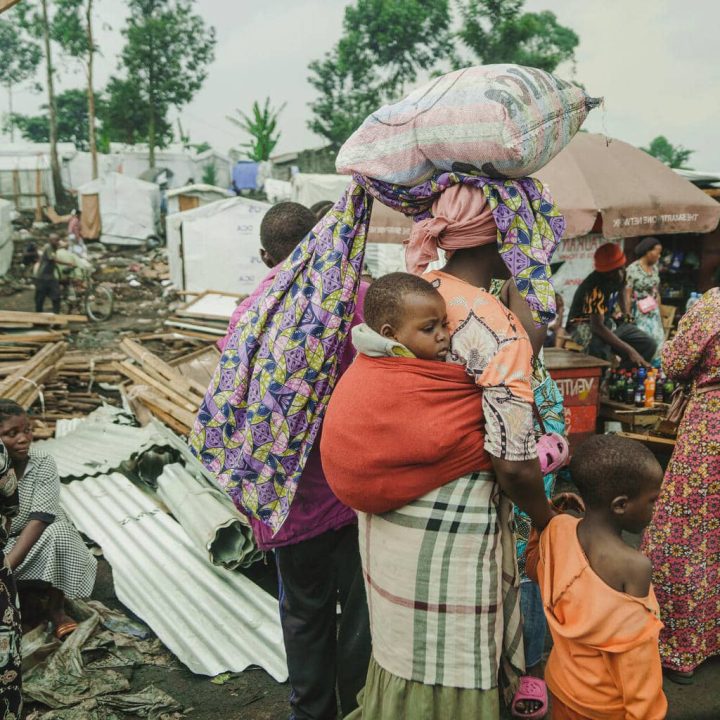 Des familles qui vivaient dans des camps de déplacés autour de Goma cherchent un abri sur le chemin du village de Shasha, dans la province du Nord-Kivu, en RDC, le 14 février 2025. ©UNICEF/UNI751824/Benekire