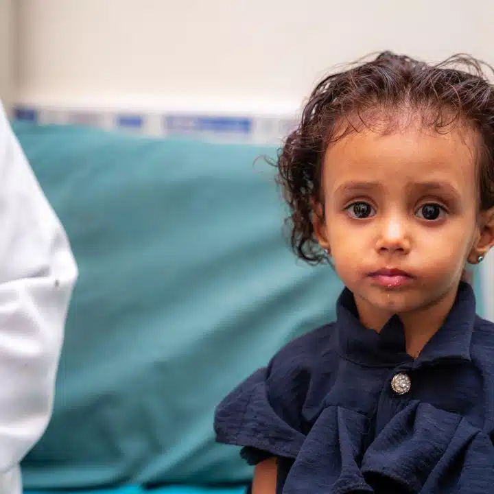 Au Yémen, Bothaina reçoit des aliments thérapeutiques prêts à l'emploi (RUTF). Ce complément nutritionnel essentiel fait partie intégrante de son traitement contre la malnutrition aiguë sévère. © UNICEF/UNI762941/Hayyan