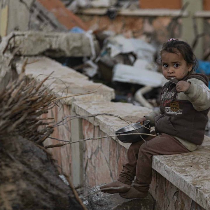 Alma, 2 ans, fait partie des nombreux enfants déplacés par le conflit à Gaza. © UNICEF/UNI767014/Nateel