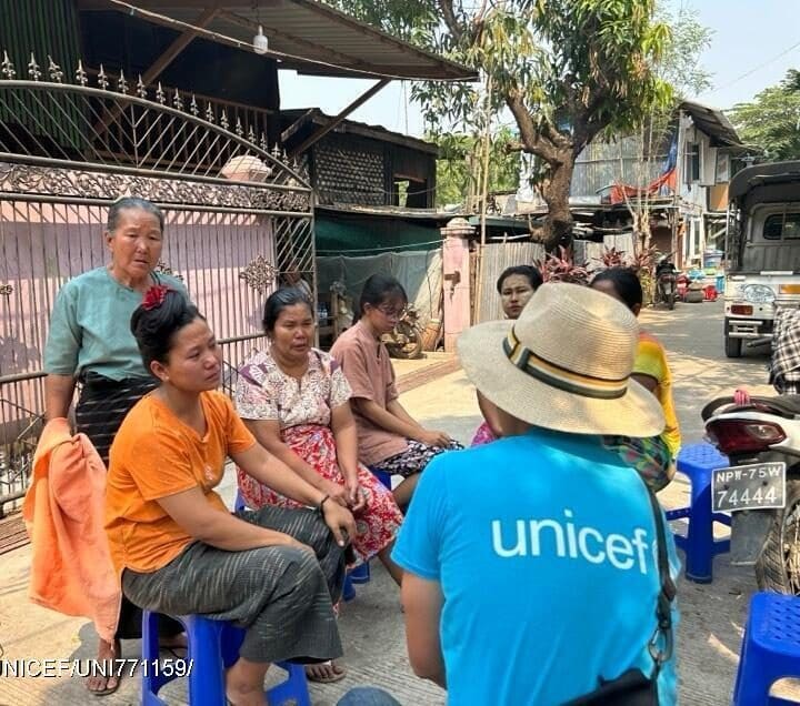 Un staff de l’UNICEF discute avec des familles touchées par le séisme à Nay Pyi Taw au Myanmar, pour évaluer leurs besoins, au lendemain du puissant séisme qui a ravagé le pays. © UNICEF/UNI771159/