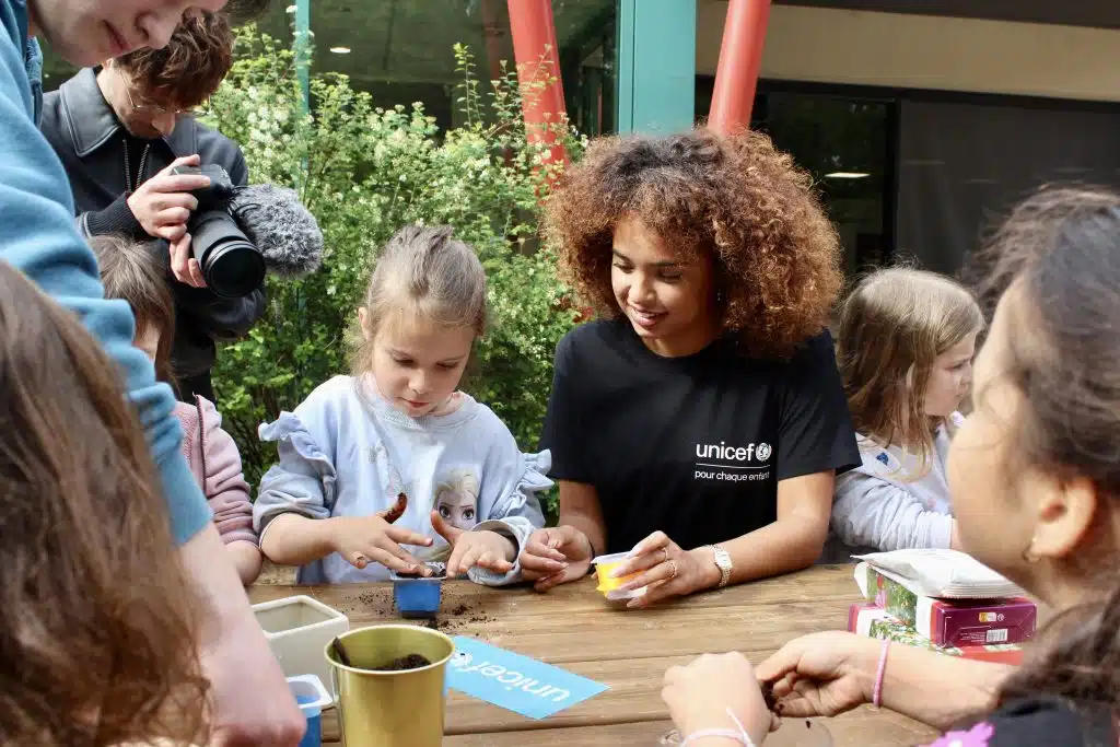 Marraine de la 8e édition d'UNIday, Paola Locatelli s’est déplacée dans un accueil de loisirs de la région parisienne pour célébrer UNIday (en avant-première) avec les enfants. © UNICEF France / Rayan Looto Ekila