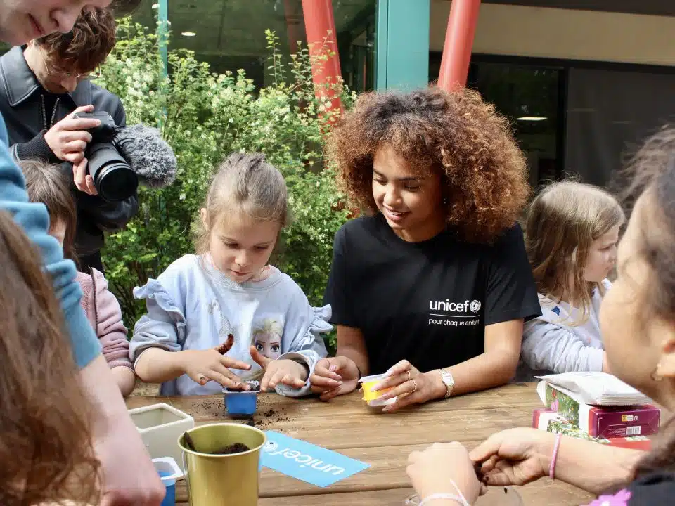 Marraine de la 8e édition d'UNIday, Paola Locatelli s’est déplacée dans un accueil de loisirs de la région parisienne pour célébrer UNIday (en avant-première) avec les enfants. © UNICEF France / Rayan Looto Ekila