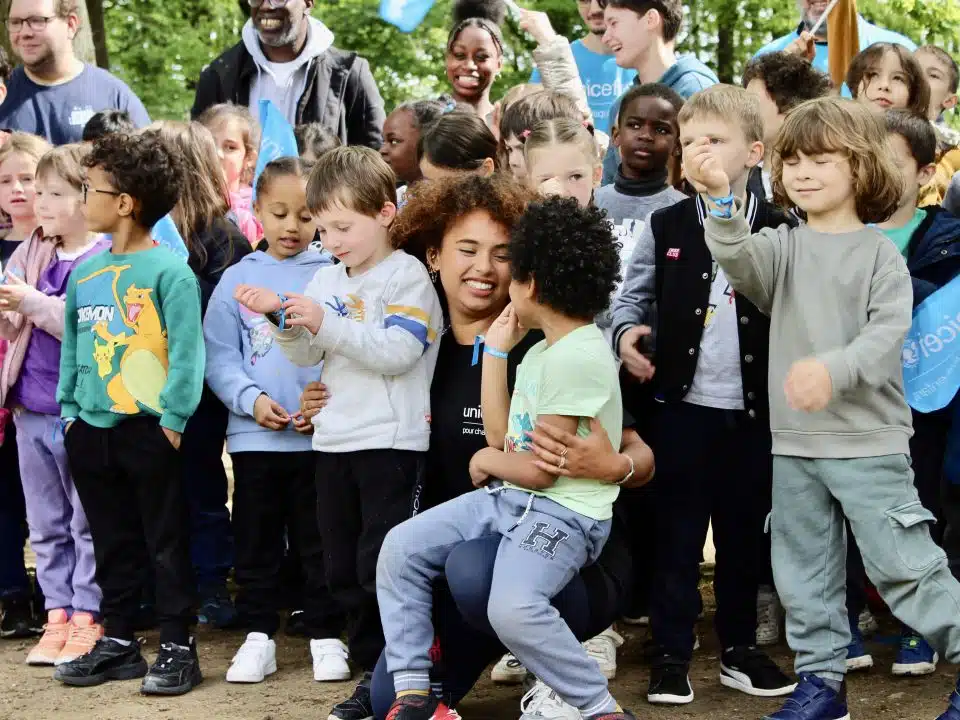 Marraine de la 8e édition d'UNIday, Paola Locatelli s’est déplacée dans un accueil de loisirs de la région parisienne pour célébrer UNIday (en avant-première) avec les enfants. © UNICEF France / Rayan Looto Ekila