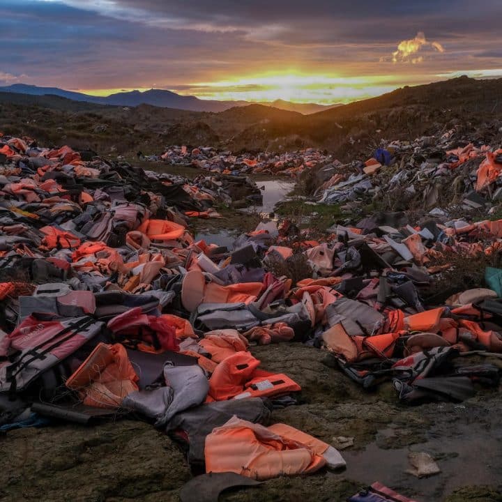 Amas de gilets de sauvetage, sur l'île de Lesbos, Grèce. © UNICEF/UN0274730/Haviv VII Photo