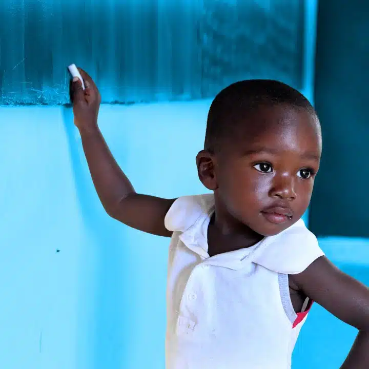 Photo prise en Côte d'Ivoire illustrant un enfant face au tableau, dans une école. © UNICEF/UN0488964/