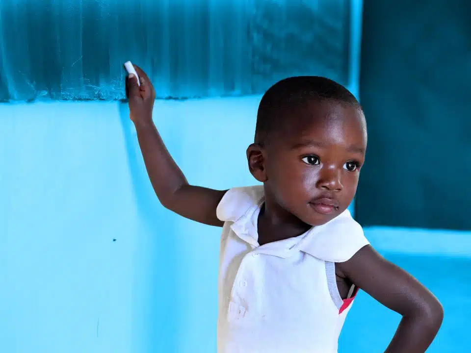 Photo prise en Côte d'Ivoire illustrant un enfant face au tableau, dans une école. © UNICEF/UN0488964/