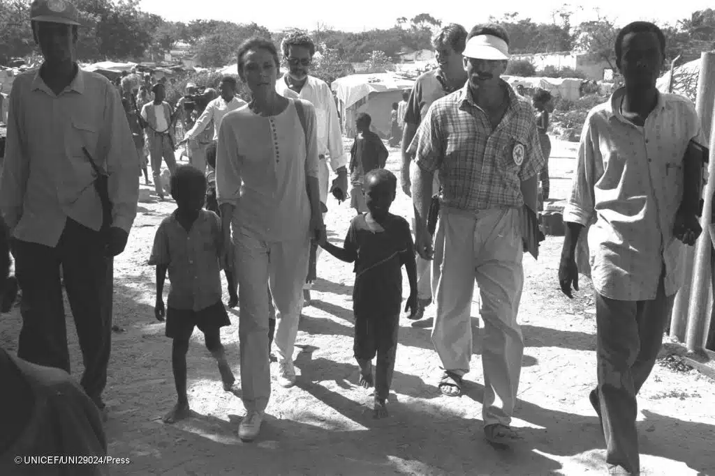 Audrey Hepburn, Ambassadrice de l'UNICEF, visitait un camp de personnes déplacées à Mogadiscio, en Somalie, en présence des équipes de l'UNICEF. Photo prise le 15/06/1992. © UNICEF/UNI29024/Press