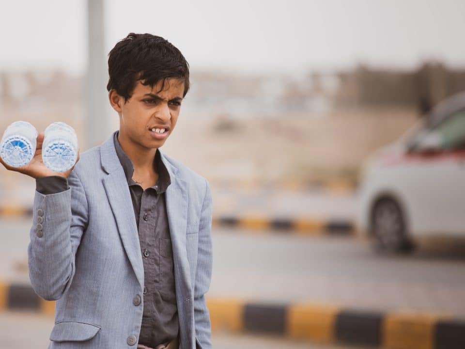 Al-Bara'a est épuisé, mais il est obligé de travailler afin de subvenir aux besoins de sa famille.© UNICEF/UNI530318/Alhamdani