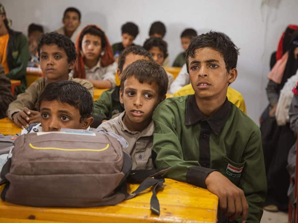 Déplacé depuis 2020, Al-Bara'a, 14 ans, va à l'école Ajyal Sheba, soutenue par l'UNICEF, dans le camp d'Al-Sweida au Yémen. Il est déterminé à poursuivre ses études afin de devenir pilote. © UNICEF/UNI530321/Alhamdani