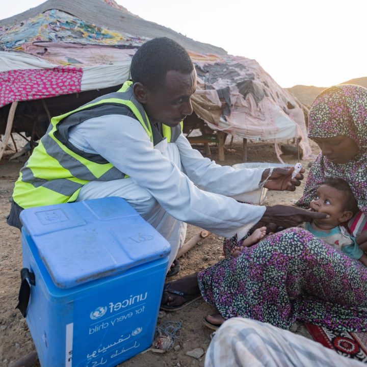 Sheeba, assistante de vaccination dans la localité reculée d'Agig, dans l'État de la mer Rouge, vaccine Orshia, âgée de sept mois, contre la polio dans le cadre de la campagne de vaccination porte-à-porte contre cette maladie. © UNICEF/UNI562985/Elfatih