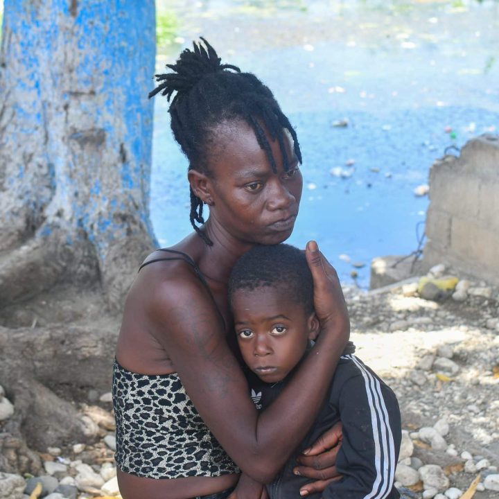 Nadège et son enfant ont été contraints de quitter leur commune de Gressier et de se réfugier à Léogâne, en raison de l'escalade de la violence. © UNICEF/UNI579733/Plymouth