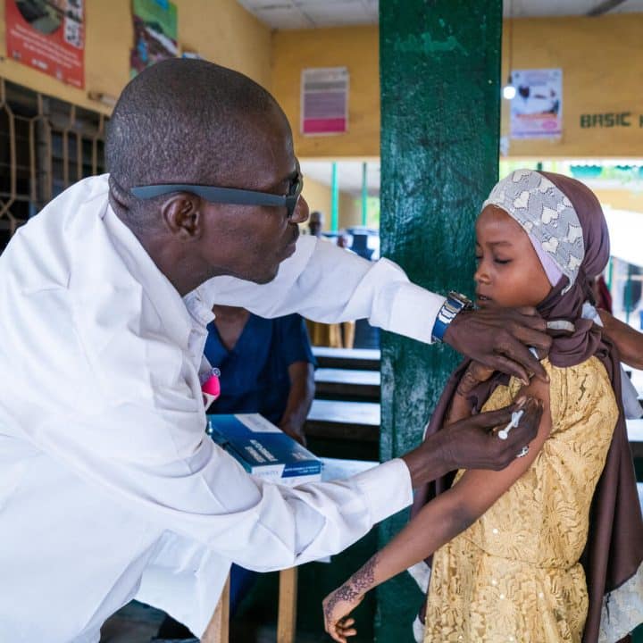 Safiyya Badamasi, 10 ans, reçoit un vaccin contre le papillomavirus humain (HPV) à la clinique de santé maternelle et infantile Katsina Kofar Marusa. Katsina, Nigéria, mai 2024. © UNICEF/UNI618577/Amanda Voisard