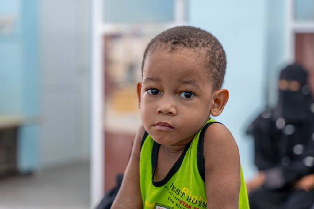 En 2024, alors que le Yémen subit une des crises humanitaires les plus graves au monde, plus de 75 000 cas de diarrhée aqueuse aiguë et de suspicion de choléra ont été recensés, mettant en péril les vies de plusieurs enfants. © UNICEF/UNI631892/Hayyan