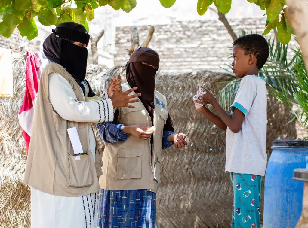 Des agents de santé de la ville de Khatmia Gadima, dans la localité de Kassala au Soudan, effectuent des visites à domicile pour sensibiliser les communautés, notamment dans le cadre de la lutte contre le choléra. © UNICEF/UNI641406/Alfadil