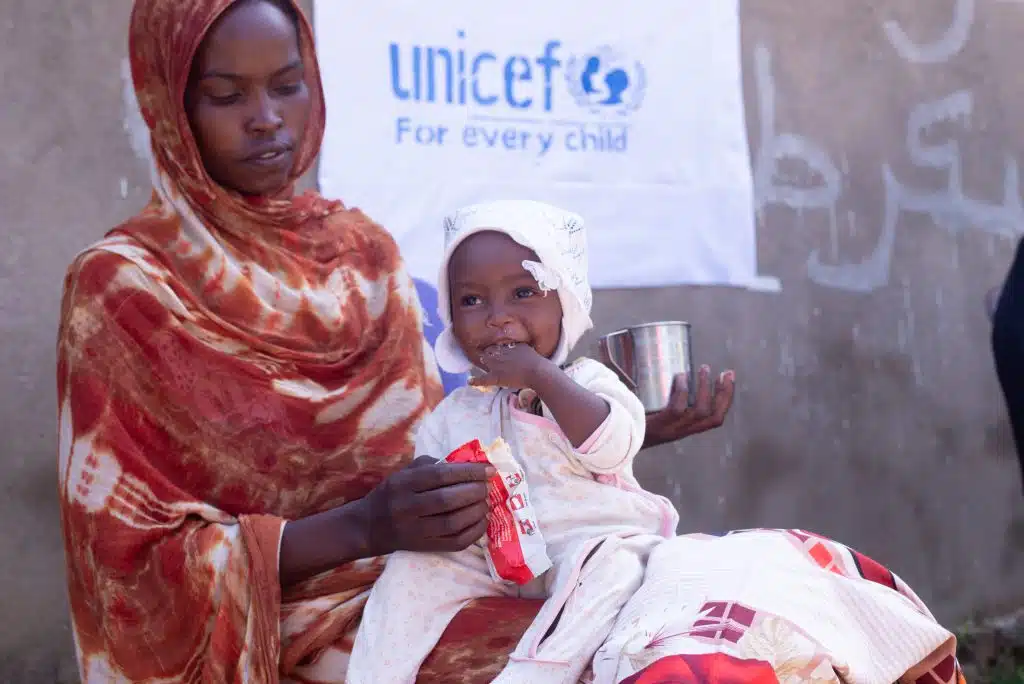 Khadija, 13 mois, souffre de malnutrition. Prise en charge au centre de santé d'Elhmedia, au Darfour, elle mange des aliments thérapeutiques prêts à l'emploi. © UNICEF/UNI653163/Tarig