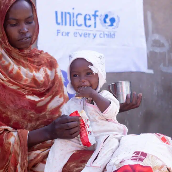 Khadija, 13 mois, souffre de malnutrition. Prise en charge au centre de santé d'Elhmedia, au Darfour, elle mange des aliments thérapeutiques prêts à l'emploi. © UNICEF/UNI653163/Tarig