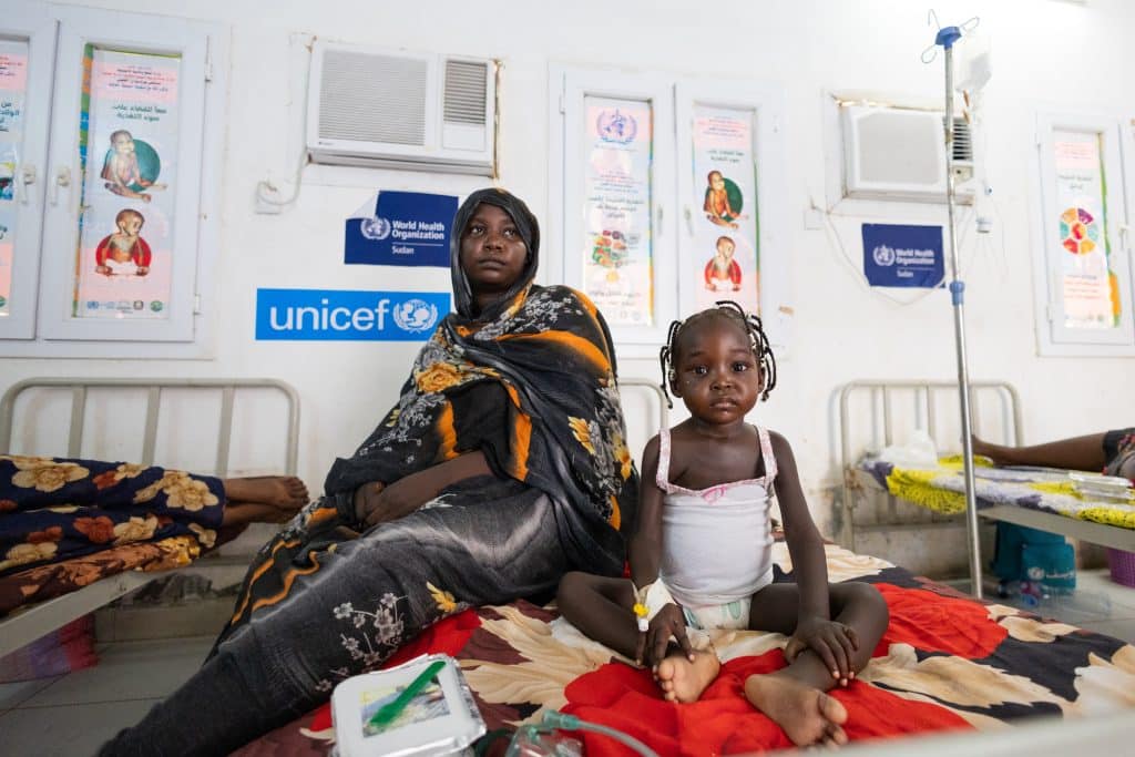 A l'hôpital de Port Soudan, L'UNICEF fournit du lait thérapeutique et des aliments thérapeutiques prêts à l'emploi (RUTF) pour traiter les enfants en situation de malnutrition © UNICEF/UNI653720/Elfatih
