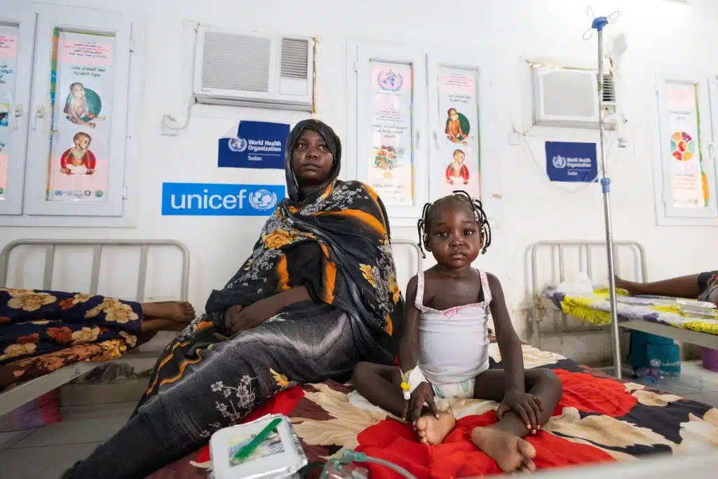 A l'hôpital de Port Soudan, L'UNICEF fournit du lait thérapeutique et des aliments thérapeutiques prêts à l'emploi (RUTF) pour traiter les enfants en situation de malnutrition © UNICEF/UNI653720/Elfatih