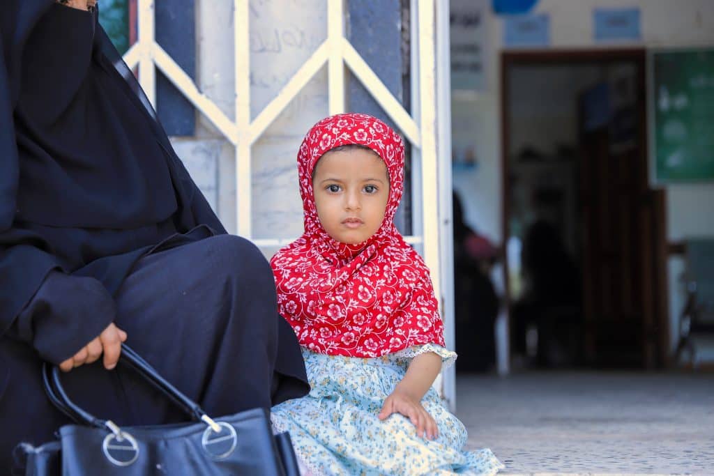 Farah, fait partie des enfants ayant accès aux soins de santé grâce au soutien de l'UNICEF. Sur place, nos équipes jouent un rôle crucial dans la lutte contre la malnutrition. © UNICEF/UNI673069/Gabreez