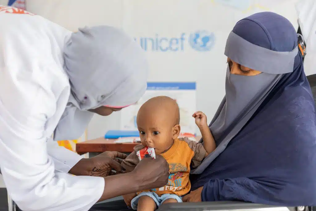 Rasha, une mère déplacée de Khartoum, amène son fils Omer, âgé de 9 mois, pour qu'il soit pris en charge à la clinique Alkarama, soutenue par l'UNICEF, dans l'État de Kassala au Soudan. © UNICEF/UNI689273/Elfatih