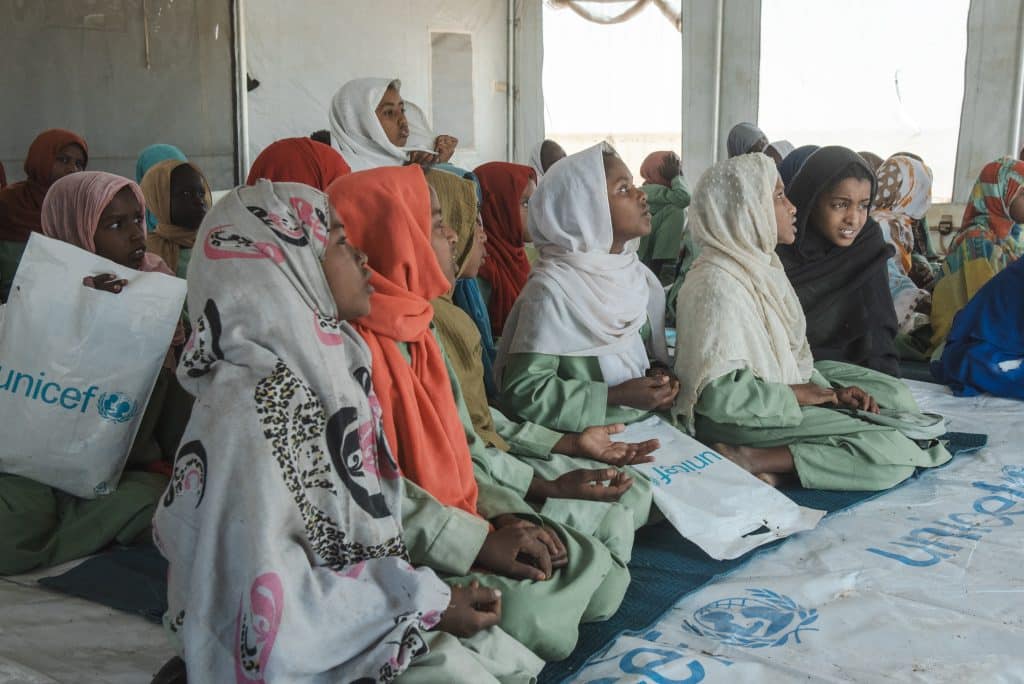 Des enfants assistent à une séance d'anglais dans un espace d'apprentissage sécurisé soutenu par l'UNICEF dans le camp d'Al Houri, dans l'État de Gedaref au Soudan. © UNICEF/UNI756098/Abdulmajid