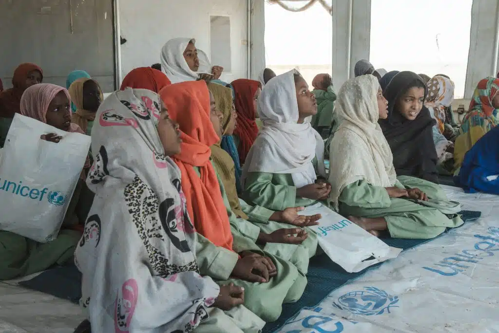 Des enfants assistent à une séance d'anglais dans un espace d'apprentissage sécurisé soutenu par l'UNICEF dans le camp d'Al Houri, dans l'État de Gedaref au Soudan. © UNICEF/UNI756098/Abdulmajid