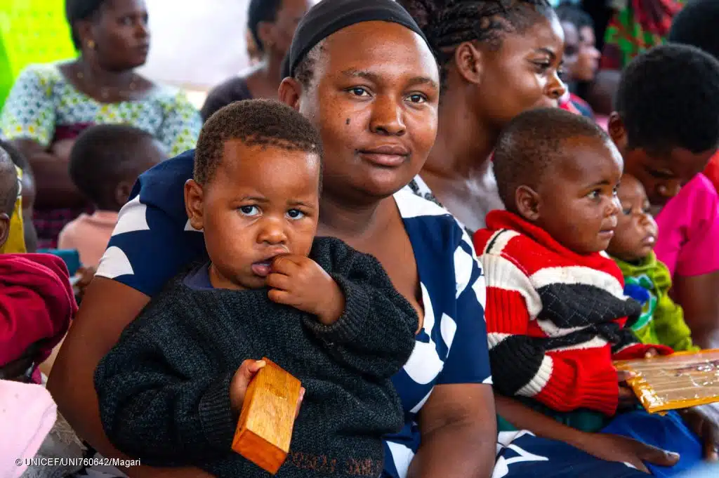 Photo prise en Tanzanie le 10/03/2025 illustrant une mère et son fils. © UNICEF/UNI760642/Magari