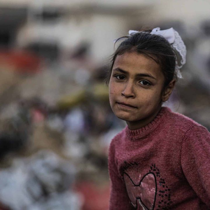 Noor, 9 ans, témoigne "Au début de la guerre, nous avons fui de Beit Hanoun à Gaza, puis de Gaza à Deir al-Balah, de Deir al-Balah à Rafah, et de Rafah à Khan Younis. Après l'annonce du cessez-le-feu, nous sommes retournés à Beit Hanoun, espérant que nos souffrances prennent fin. Mais la guerre a repris et nous avons été déplacés une fois de plus, cette fois vers la ville de Gaza."© UNICEF/UNI767010/Nateel