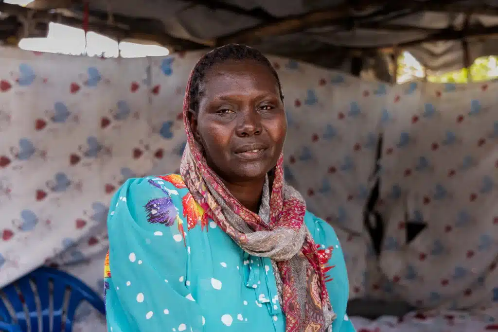 Raja Adam, originaire du Darfour, au Soudan, vit aujourd'hui dans le camp de réfugiés de Rhino avec ses six enfants. © UNICEF/UNI768977/Watsemba