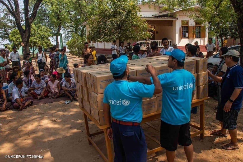 Le 31 mars 2025, l'UNICEF distribue des fournitures liées à l'eau, l'assainissement et à l'hygiène aux habitants de la région de Sagaing, épicentre du tremblement de terre meurtrier au Myanmar. © UNICEF/UNI772198/Htet