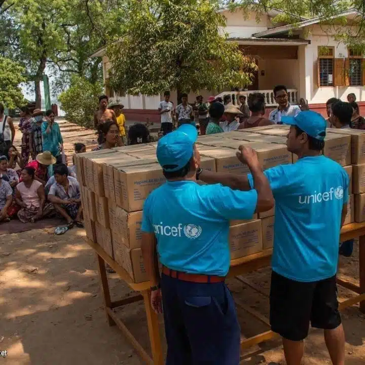Le 31 mars 2025, l'UNICEF distribue des fournitures liées à l'eau, l'assainissement et à l'hygiène aux habitants de la région de Sagaing, épicentre du tremblement de terre meurtrier au Myanmar. © UNICEF/UNI772198/Htet
