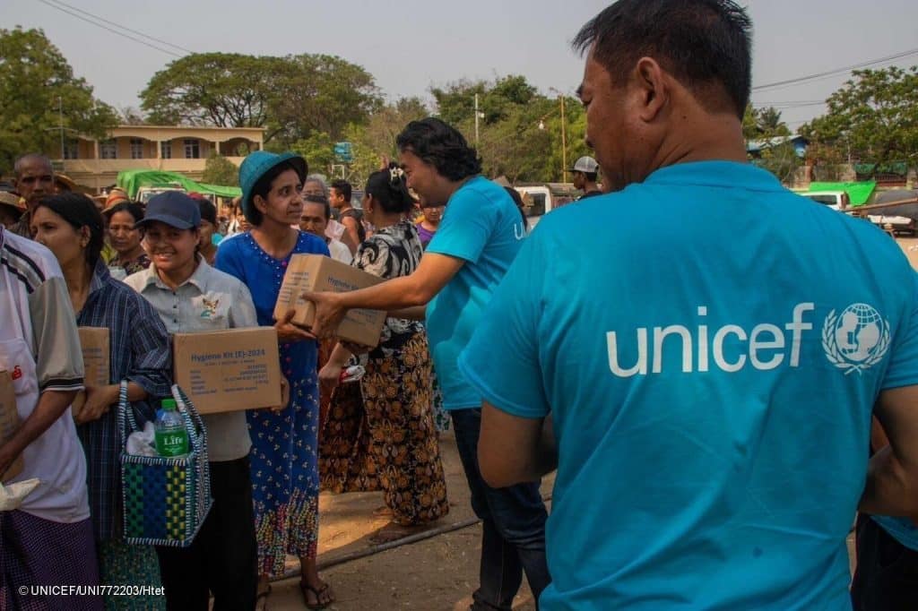 Le 31 mars 2025, un staff de l'UNICEF remet des kits liés à l'eau, l'hyigiène et à l'assainissement aux habitants de la région de Sagaing, au Myanmar. © UNICEF/UNI772203/Htet