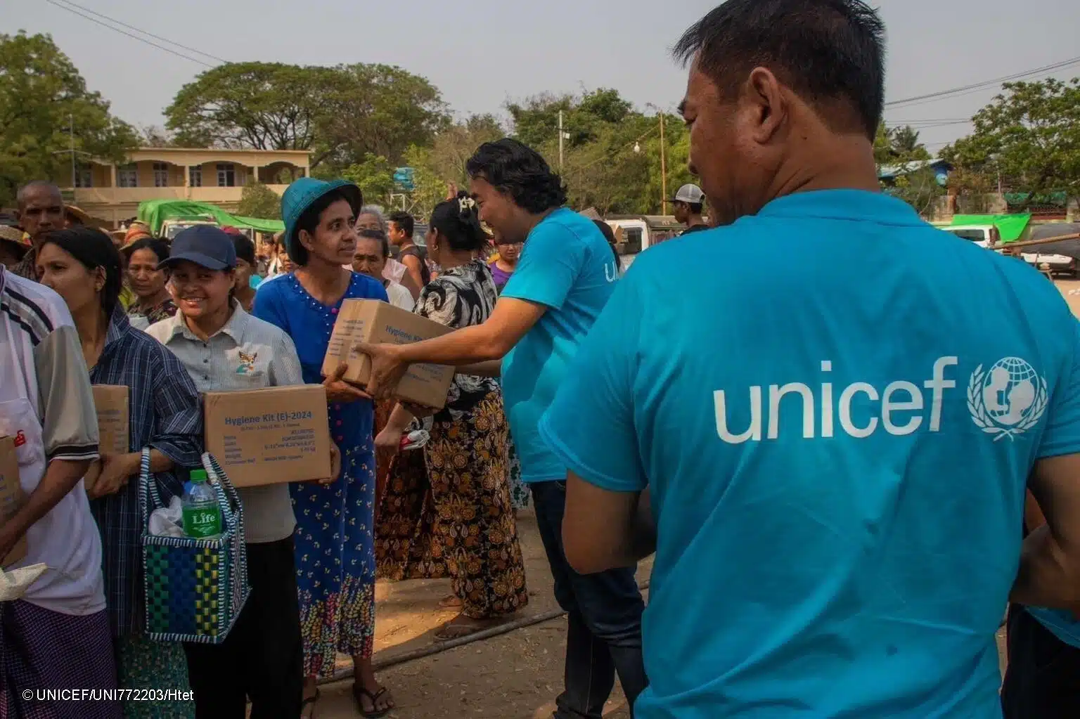 Le 31 mars 2025, un staff de l'UNICEF remet des kits liés à l'eau, l'hyigiène et à l'assainissement aux habitants de la région de Sagaing, au Myanmar. © UNICEF/UNI772203/Htet