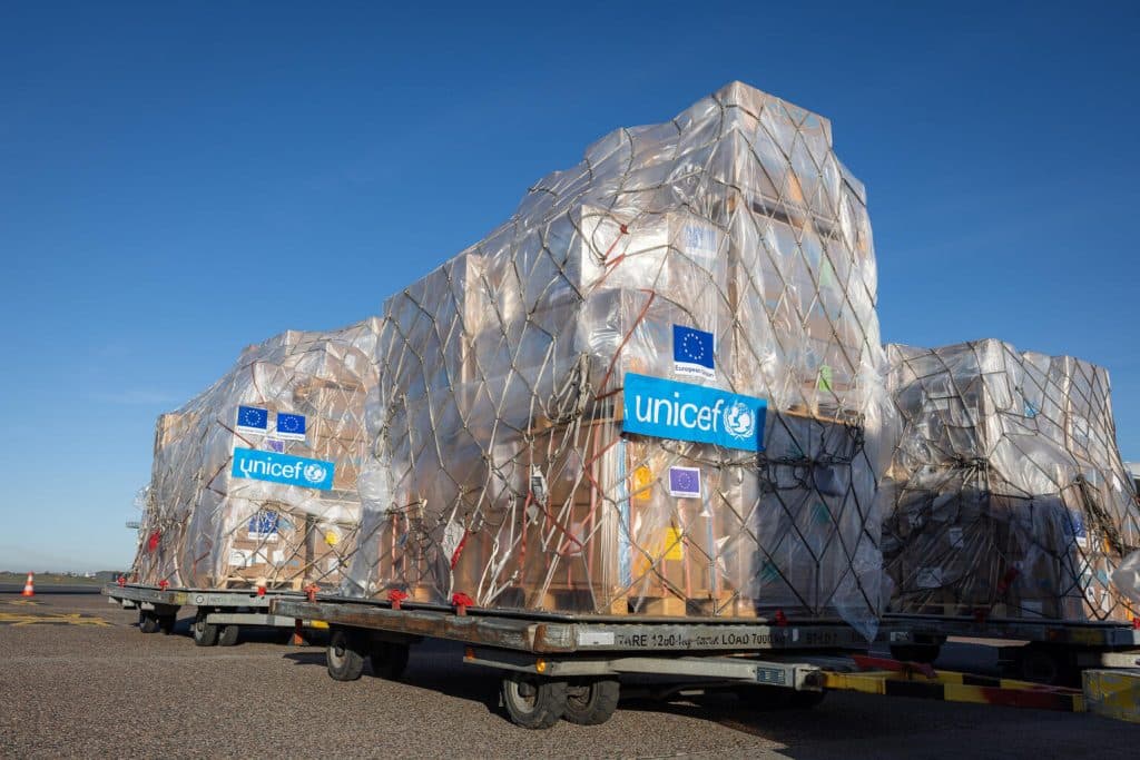 L'UNICEF charge un avion avec 80 tonnes de fournitures vitales depuis le centre d'approvisionnement mondial de Copenhague pour les enfants et les communautés touchés par le séisme dévastateur au Myanmar. © UNICEF/UNI772753/Visona