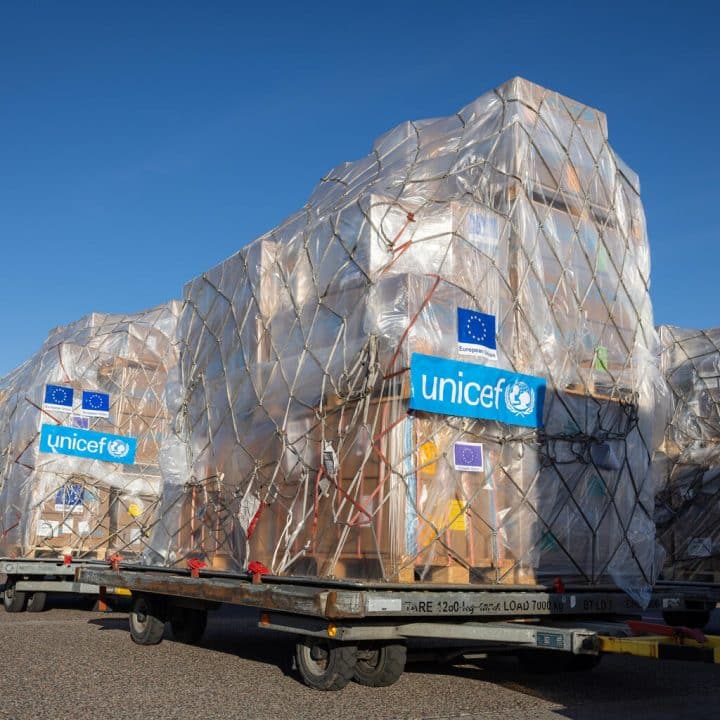 L'UNICEF charge un avion avec 80 tonnes de fournitures vitales depuis le centre d'approvisionnement mondial de Copenhague pour les enfants et les communautés touchés par le séisme dévastateur au Myanmar. © UNICEF/UNI772753/Visona