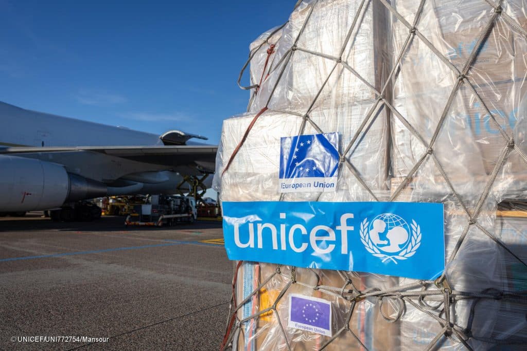 L'UNICEF charge un avion avec 80 tonnes de fournitures vitales en provenance du Centre d'approvisionnement de Copenhague pour les familles touchées par le tremblement de terre dévastateur au Myanmar, qui a causé des destructions massives. 02/04/2025 © UNICEF/UNI772754/Mansour