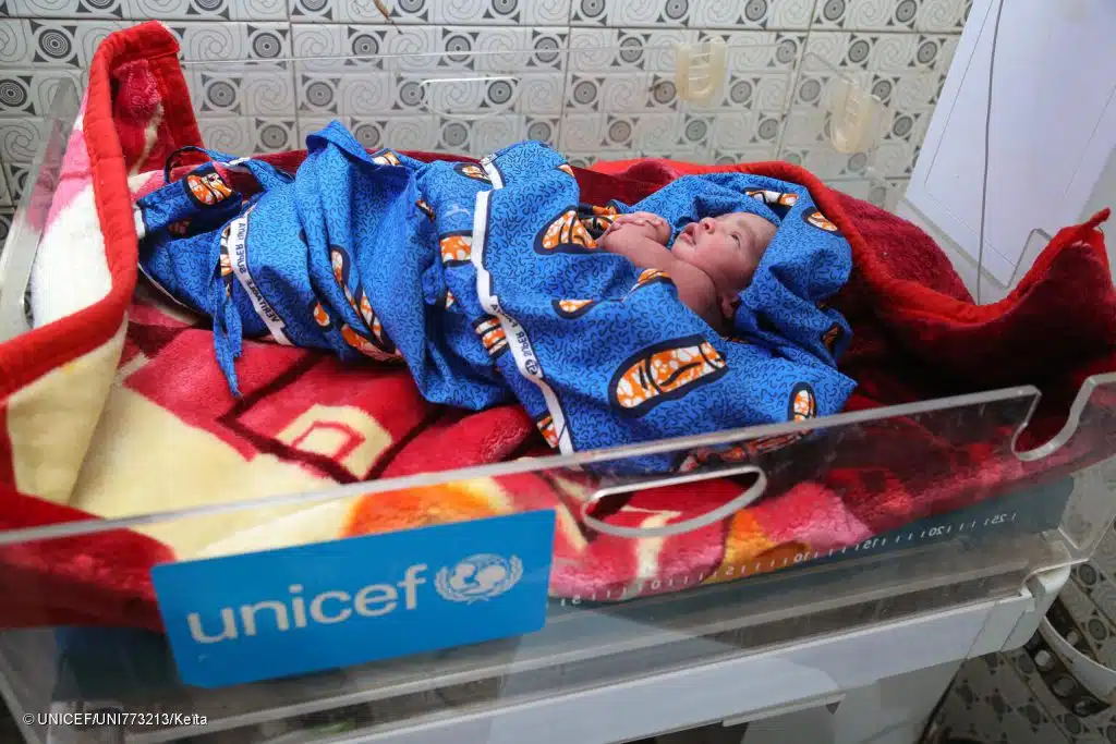 Photo prise le 02/04/2025 au Mali qui illustre un bébé qui a été pris en charge dans un centre de santé soutenu par l'UNICEF. © UNICEF/UNI773213/Keïta