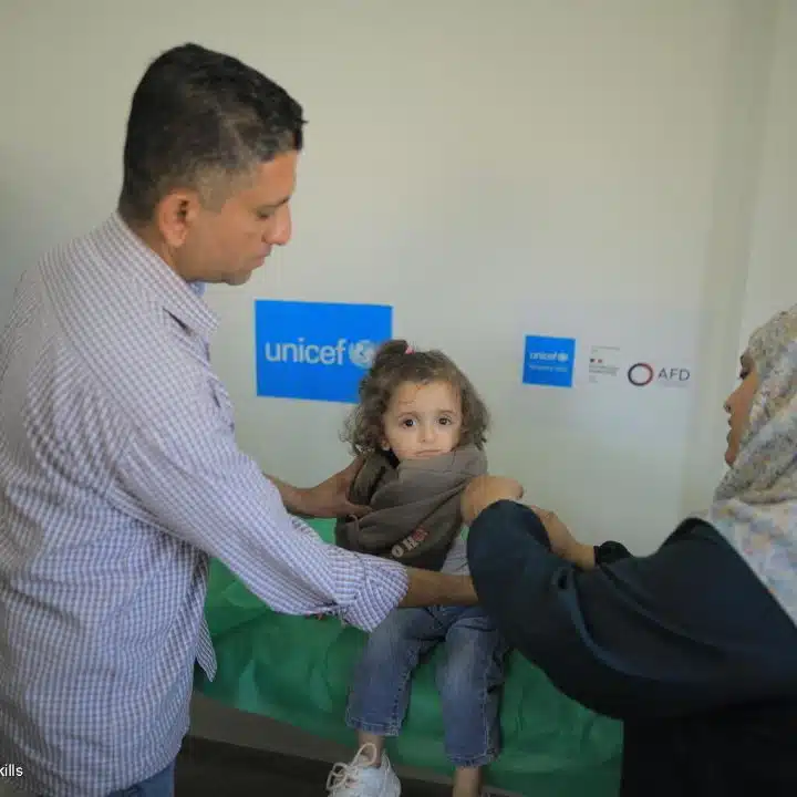 Photo prise le 03/04/2025 à Deir Al Balah, dans la bande de Gaza, illustrant une petite fille qui reçoit des soins de santé dans un centre de santé soutenu par l'UNICEF. © UNICEF/UNI774541/Skills