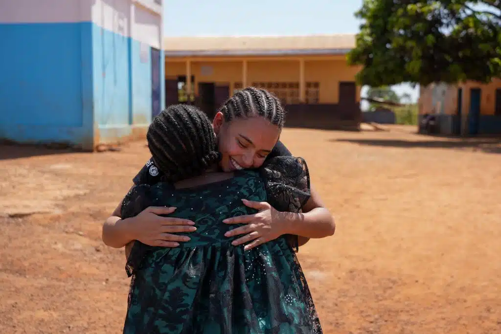 [Cameroun] Paola Locatelli, ambassadrice de l'UNICEF France, rencontre les élèves et enseignants de l'école EPP Bindia de Bertoua qui bénéficie d'un programme d'accès à l'eau et aux services d'hygiène (WASH) grâce au soutien de l'UNICEF