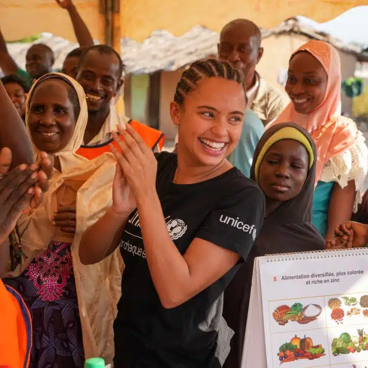 Au Cameroun, Paola Locatelli, ambassadrice de l'UNICEF France, visite un groupement de femmes ASAD qui travaillent à l'amélioration de la nutrition des enfants et à l'autonomie économique de la communauté.