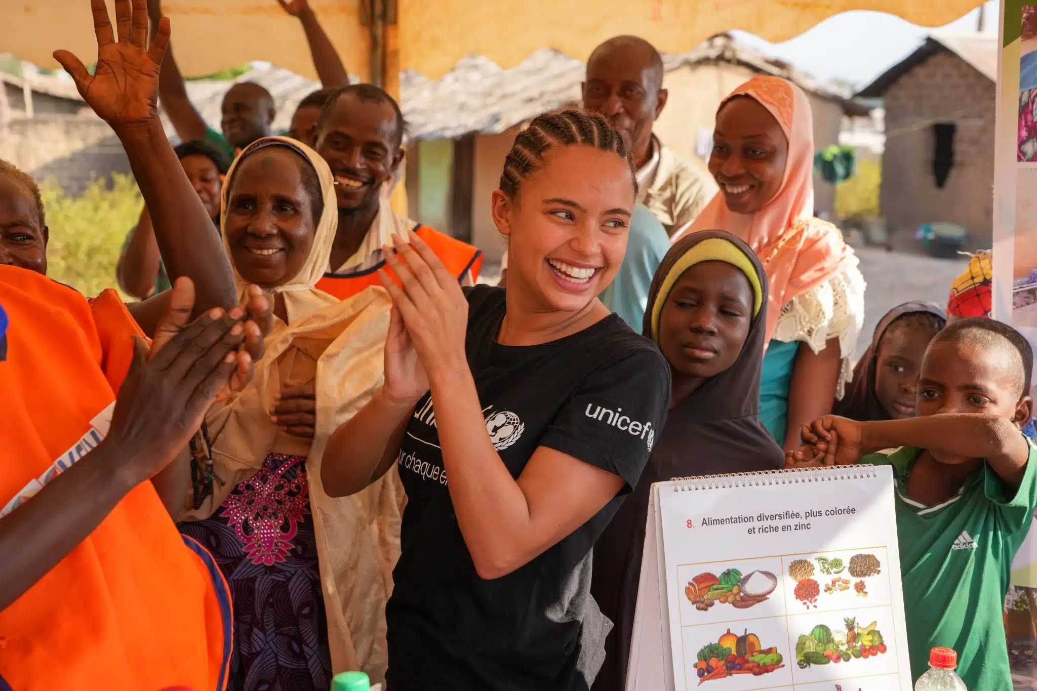 Au Cameroun, Paola Locatelli, ambassadrice de l'UNICEF France, visite un groupement de femmes ASAD qui travaillent à l'amélioration de la nutrition des enfants et à l'autonomie économique de la communauté.