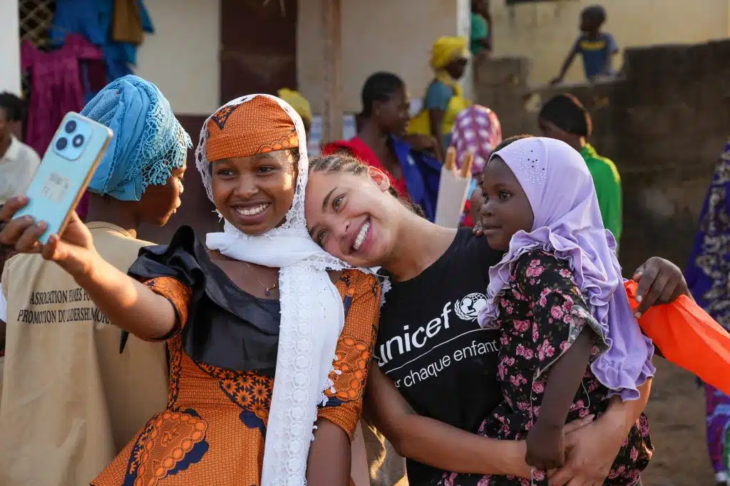 [Cameroun] Paola Locatelli, ambassadrice de l'UNICEF France, à la rencontre des Girls Shine, un groupe qui s'occupe de l'accompagnement et du soutien de femmes en difficultés.