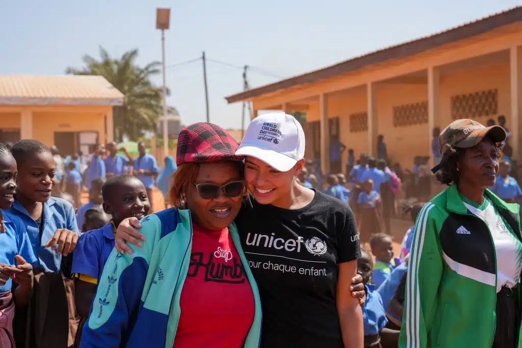 Paola Locatelli, ambassadrice de l'UNICEF France à la rencontre des élèves et enseignants de l'école EPP A Makolo de Bertoua.