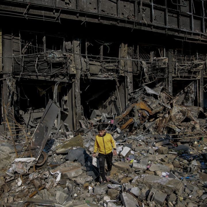 gaza guerre bombardements enfant décombres ruines