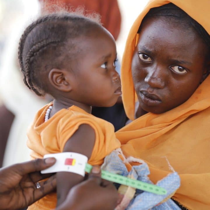 Le 4 mai, des agents de santé examinent les enfants pour détecter d'éventuels cas de malnutrition dans la clinique de santé primaire soutenue par l'UNICEF à Tawila, dans le nord du Darfour. © UNICEF/UNI789992/Jamal