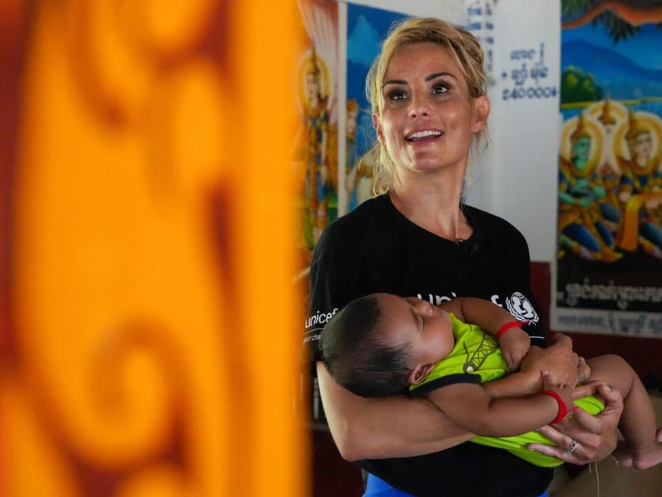 Élodie Gossuin rencontre une communauté dont certaines familles bénéficient du 