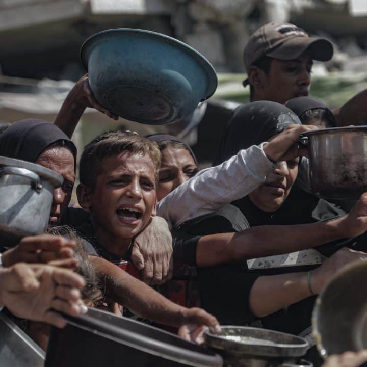 Après 21 mois de guerre, ce ne sont plus seulement les bombes et les balles qui menacent la vie des enfants, mais aussi la faim. Les taux de malnutrition n'ont cessé d'augmenter depuis mars 2025. Selon le ministère palestinien de la Santé, au 20 juillet, 80 enfants étaient morts de malnutrition. Ces photos, prises le 16 juillet 2025 à Gaza, traduisent le désespoir et la peur qui s'emparent de la population. © UNICEF/UNI836419/Nateel