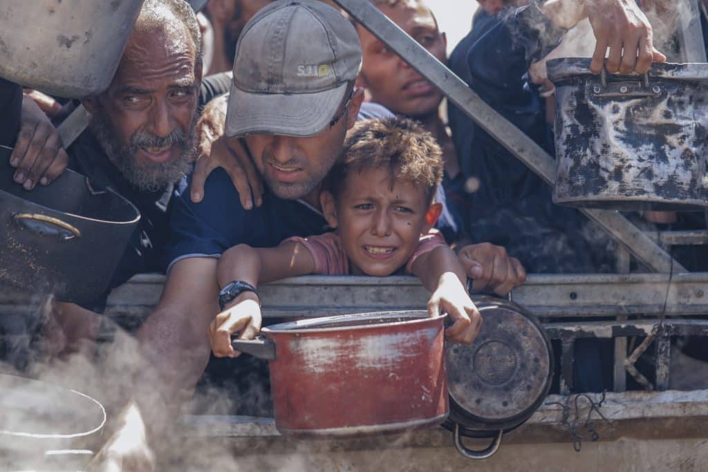 Après 21 mois de guerre, ce ne sont plus seulement les bombes et les balles qui menacent la vie des enfants, mais aussi la faim. Les taux de malnutrition n'ont cessé d'augmenter depuis mars 2025. Selon le ministère palestinien de la Santé, au 20 juillet, 80 enfants étaient morts de malnutrition. Ces photos, prises le 16 juillet 2025 à Gaza, traduisent le désespoir et la peur qui s'emparent de la population. © UNICEF/UNI836422/Nateel