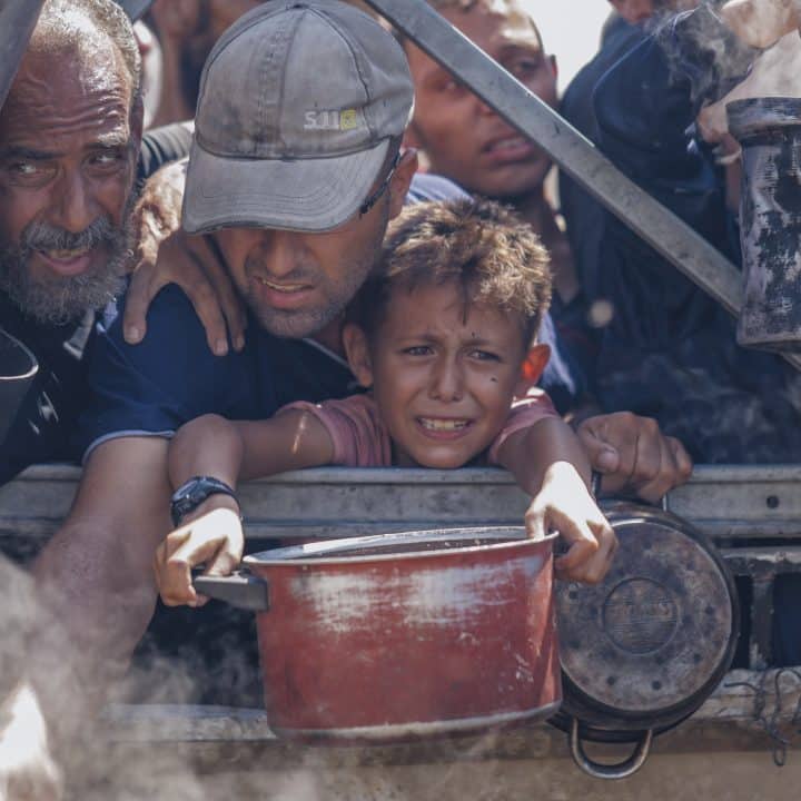 Après 21 mois de guerre, ce ne sont plus seulement les bombes et les balles qui menacent la vie des enfants, mais aussi la faim. Les taux de malnutrition n'ont cessé d'augmenter depuis mars 2025. Selon le ministère palestinien de la Santé, au 20 juillet, 80 enfants étaient morts de malnutrition. Ces photos, prises le 16 juillet 2025 à Gaza, traduisent le désespoir et la peur qui s'emparent de la population. © UNICEF/UNI836422/Nateel