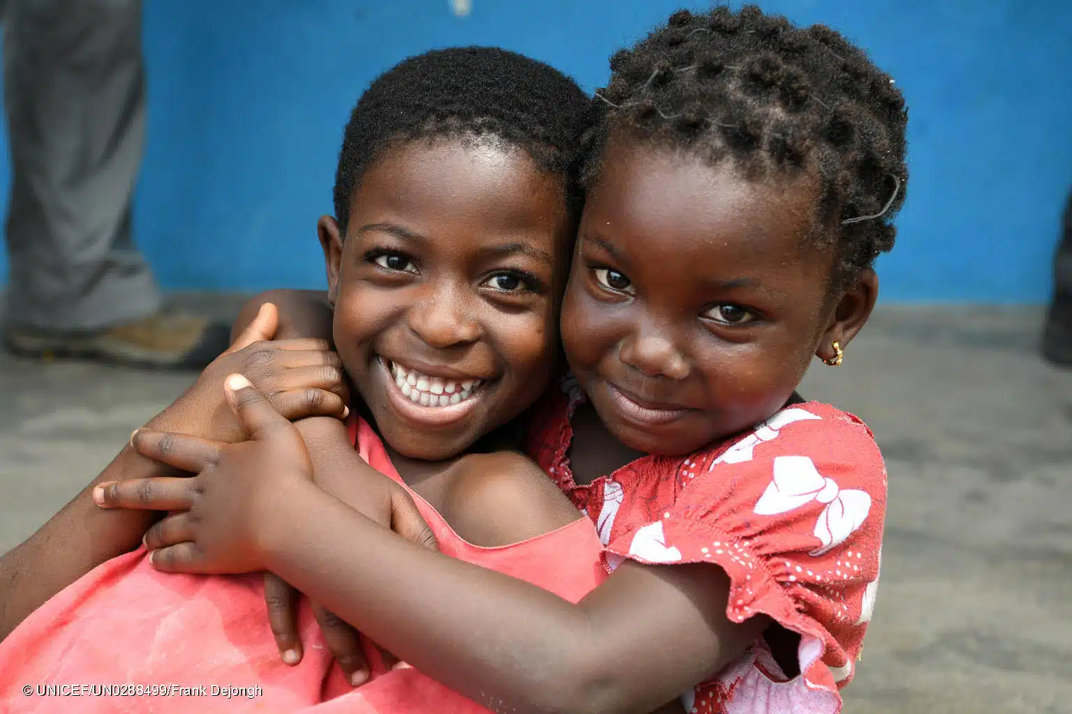 Photo de deux filles à Abidjan, en Côte d'Ivoire qui sourient. © UNICEF/UN0288499/Dejongh